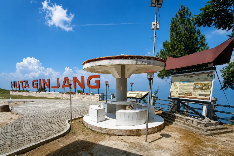 Puncak Huta Ginjang, Spot Terbaik Menikmati Danau Toba dari Ketinggian
