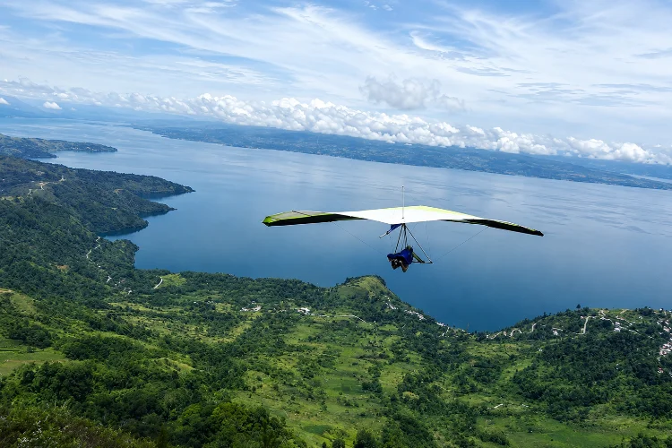 Gantole Huta Ginjang, Sensasi Terbang di Atas Danau Toba