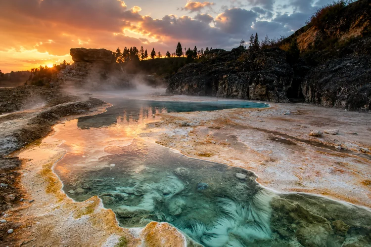 Kawah Sipoholon: Air Panas Belerang dan Bukit Kapur Eksotis