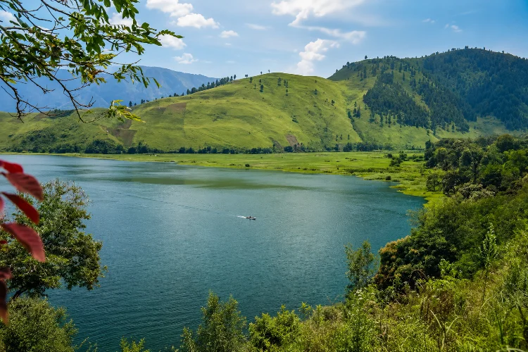 Legenda Danau Toba: Kisah Toba, Putri Ikan, dan Samosir