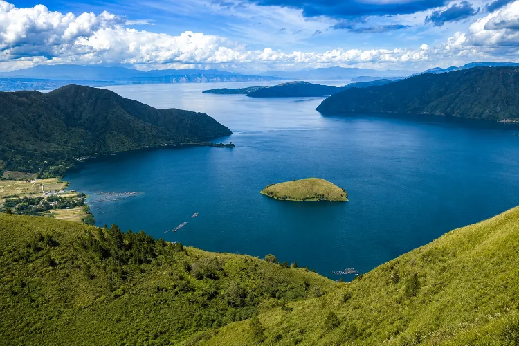 Danau Toba: Pesona Alam, Budaya Batak, dan Wisata Samosir