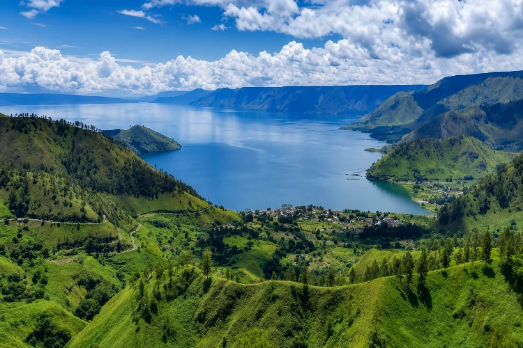 10 Destinasi Wisata di Danau Toba Paling Memukau